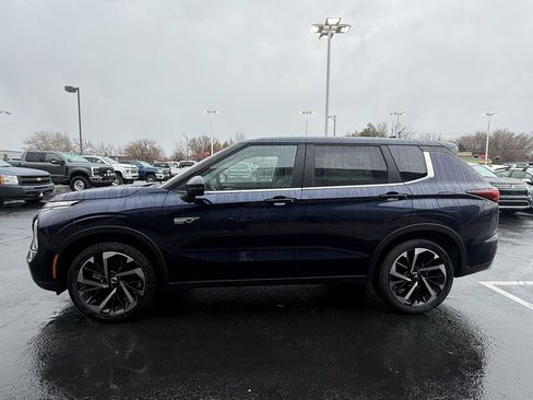 Used 2025 Mitsubishi Outlander SE image 4