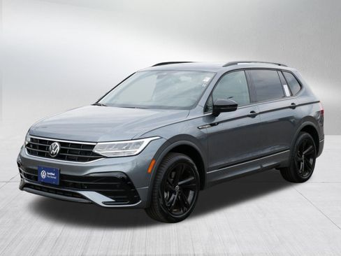 Certified 2024 Volkswagen Tiguan SE R-Line image 3