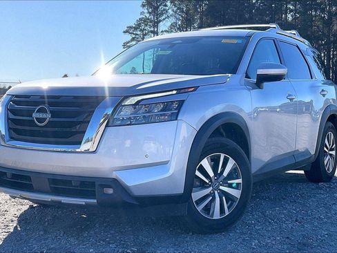 Used 2022 Nissan Pathfinder SL image 2