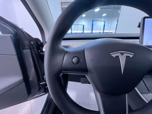 Used 2021 Tesla Model Y Long Range AWD/4WD image 18