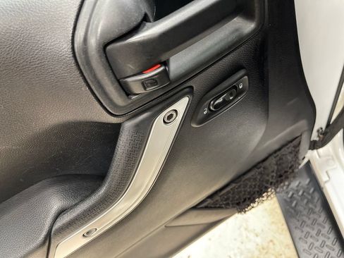 Used 2014 Jeep Wrangler Unlimited Sahara w/ Connectivity Group AWD/4WD image 16