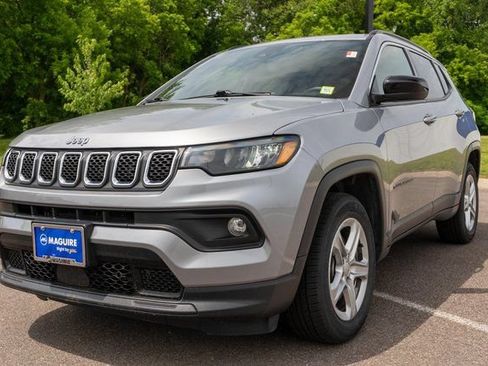 Used 2023 Jeep Compass Latitude w/ Convenience Group AWD/4WD image 2