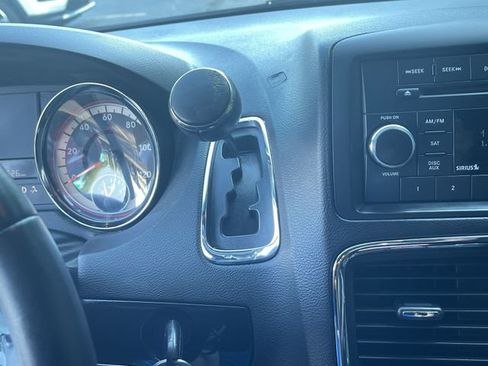Used 2016 Dodge Grand Caravan SE FWD image 14