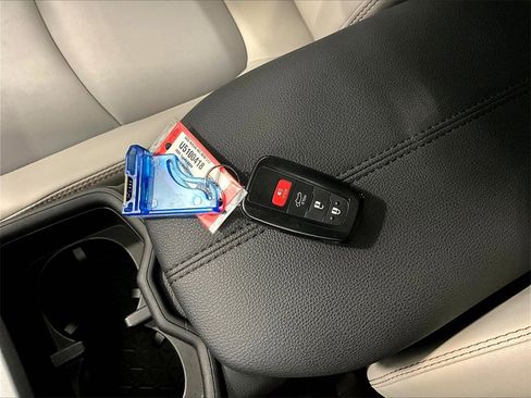 Used 2024 Toyota RAV4 XLE Premium image 33