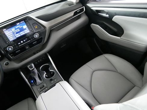 Used 2021 Toyota Highlander XLE image 11