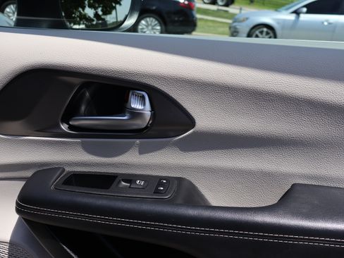 Used 2023 Chrysler Pacifica Touring-L FWD image 8