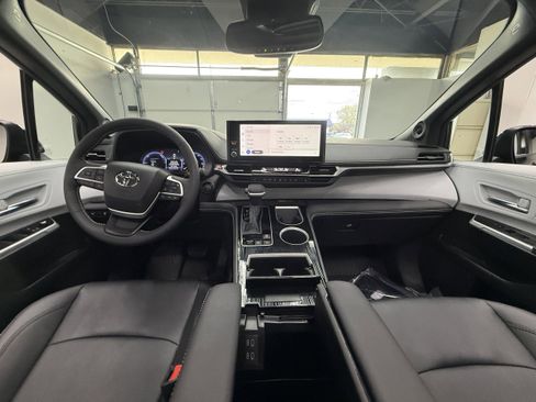 Used 2026 Toyota Sienna XSE AWD/4WD image 13