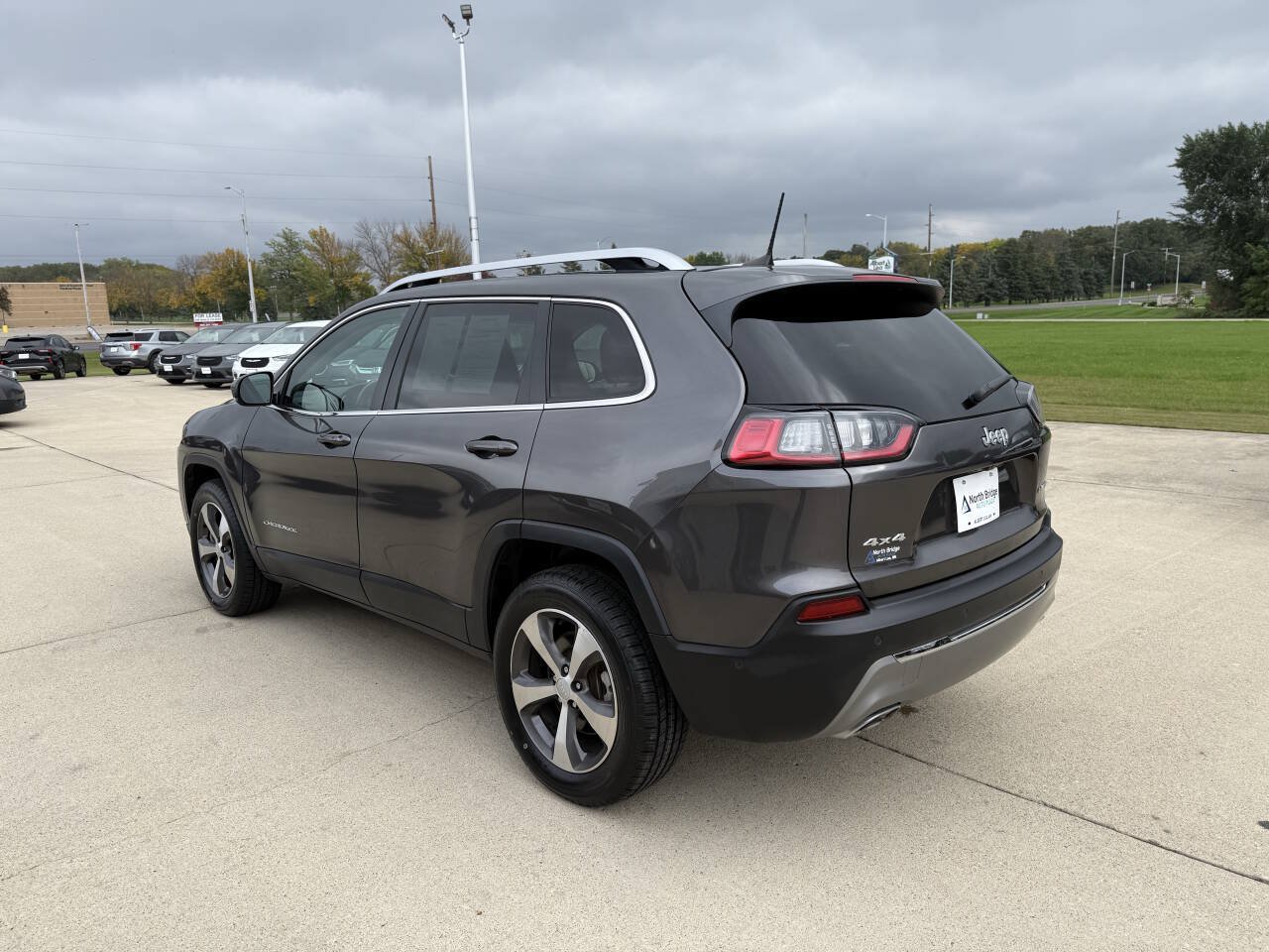 Used 2021 Jeep Cherokee Limited AWD/4WD image 3