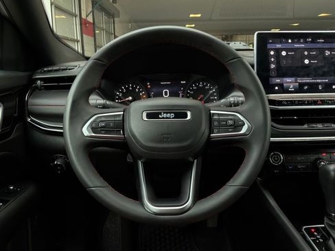 Used 2025 Jeep Compass Trailhawk image 33