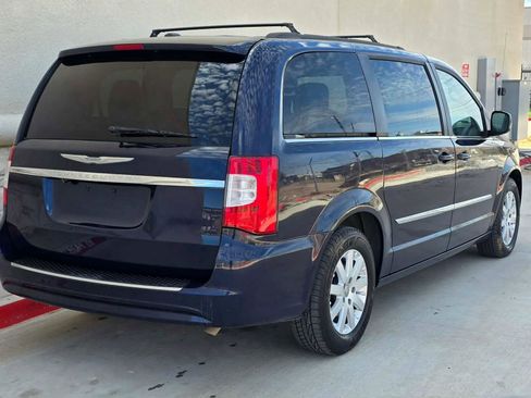 Used 2014 Chrysler Town & Country Touring image 3