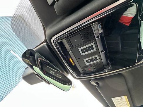 Used 2019 Land Rover Range Rover Velar R-Dynamic SE image 31