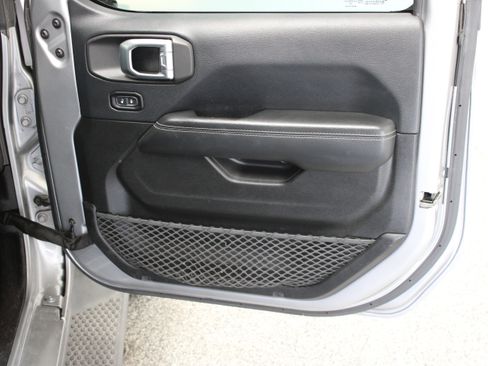 Used 2018 Jeep Wrangler Unlimited Sahara AWD/4WD image 35