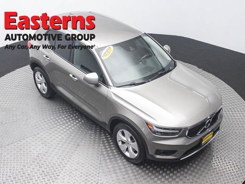 Used 2022 Volvo XC40 T4 Momentum FWD image 3
