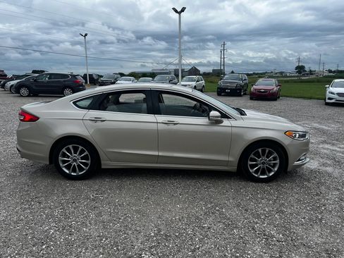 Used 2017 Ford Fusion SE w/ Fusion SE Technology Package FWD image 2