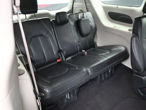 Used 2022 Chrysler Pacifica Touring-L FWD image 14
