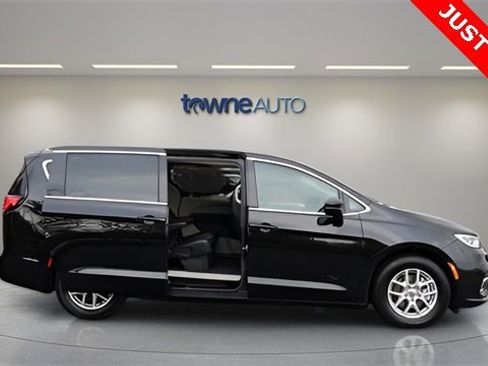 Used 2024 Chrysler Pacifica Touring-L image 7