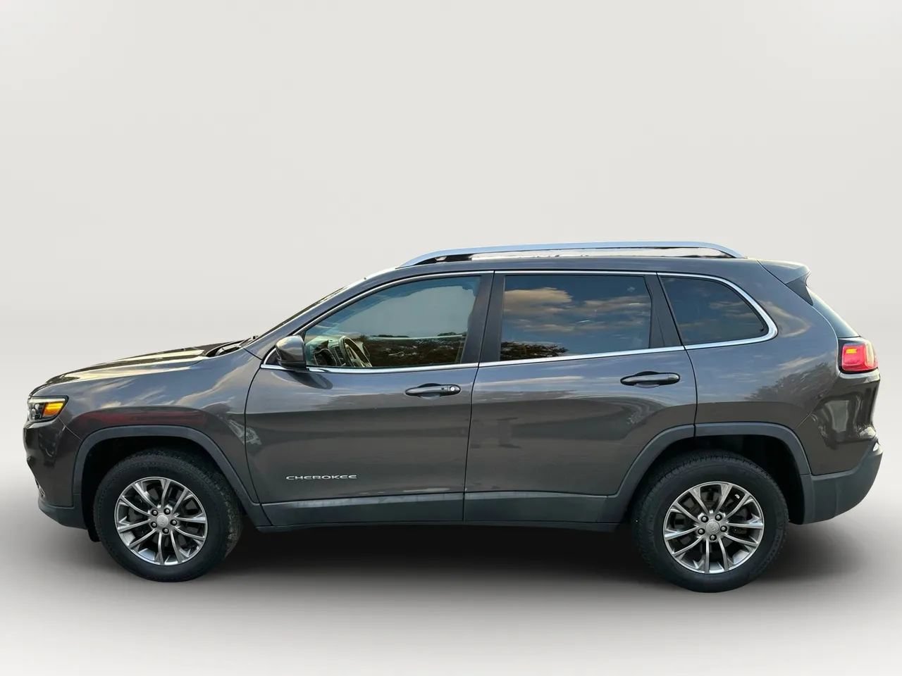 Used 2019 Jeep Cherokee Latitude Plus AWD/4WD image 6