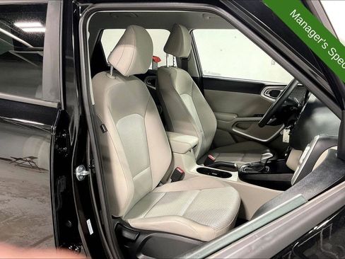 Used 2025 Kia Soul LX w/ LX Technology Package FWD image 9