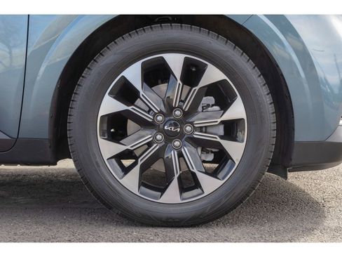 Used 2024 Kia Carnival EX image 9