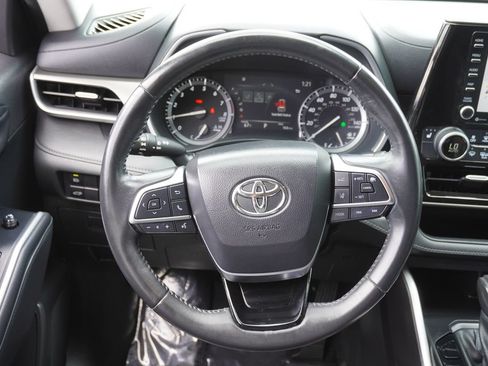 Used 2021 Toyota Highlander XLE FWD image 23