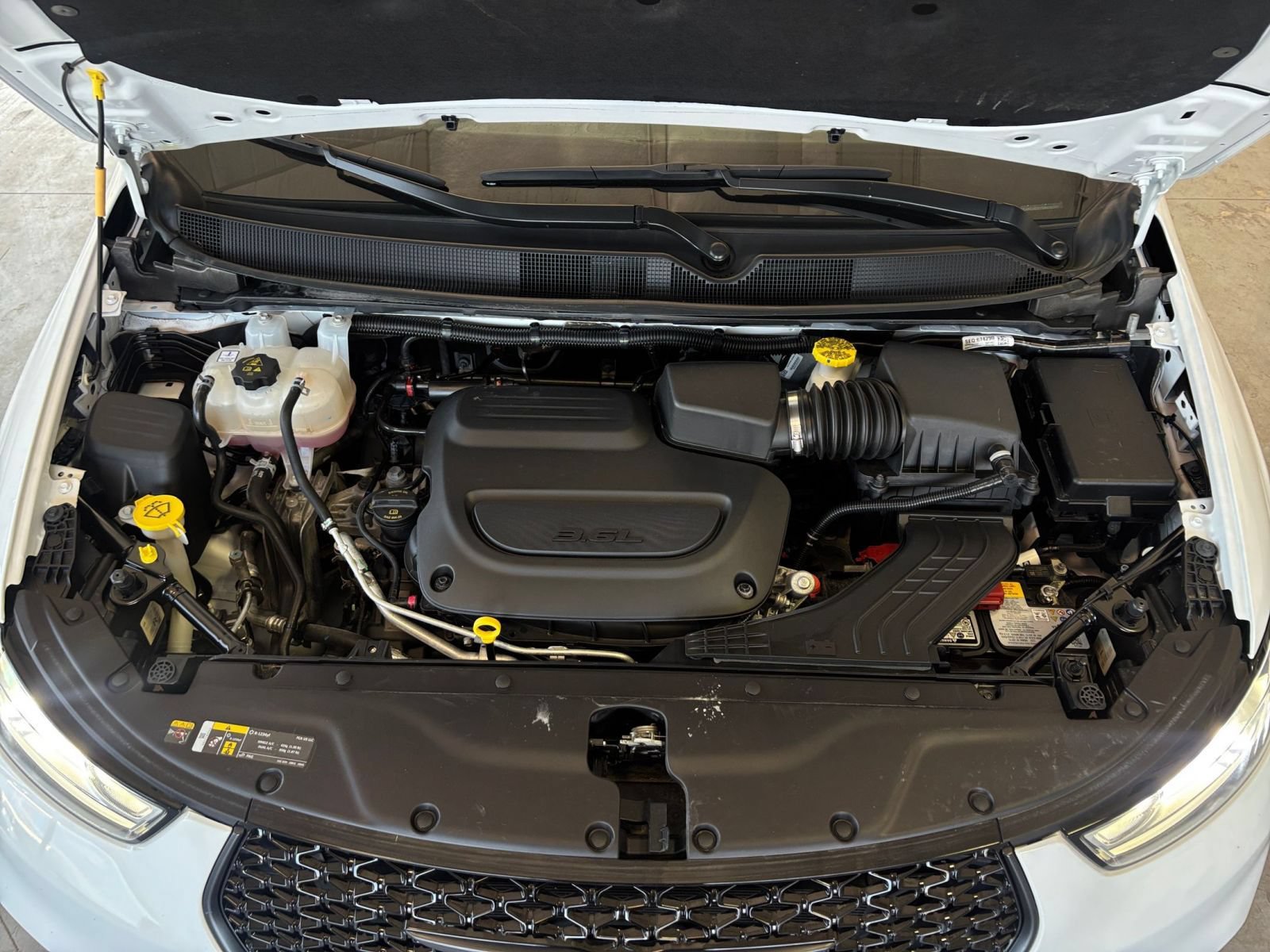 Used 2025 Chrysler Pacifica Limited FWD image 36