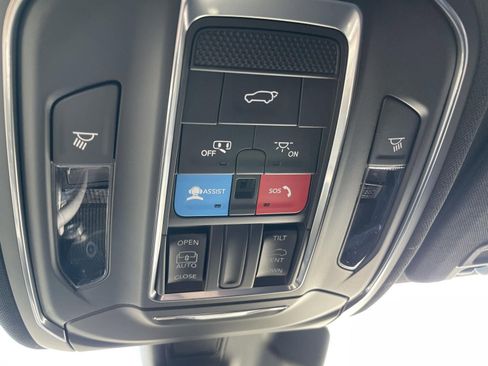 Used 2025 Jeep Grand Cherokee Altitude image 17