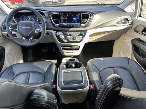Used 2024 Chrysler Pacifica Touring-L image 2