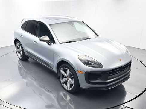 Certified 2025 Porsche Macan AWD/4WD image 44