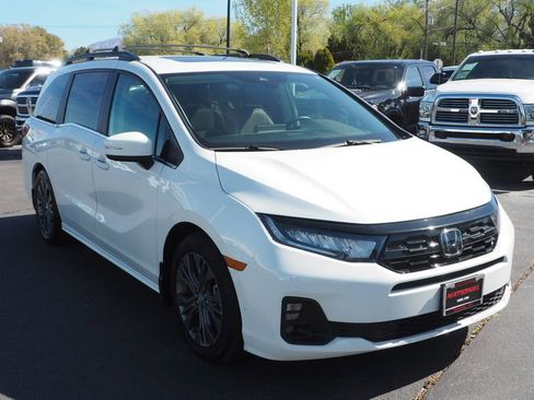 Used 2025 Honda Odyssey Touring image 3