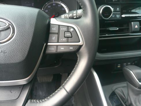 Used 2022 Toyota Highlander LE image 21