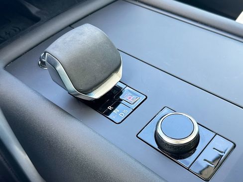 Used 2025 Land Rover Discovery S image 18