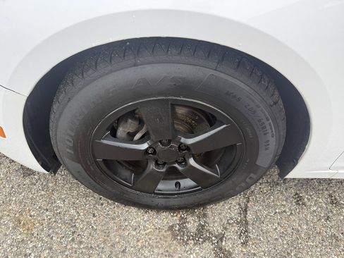 Used 2015 Chevrolet Cruze LT FWD image 9