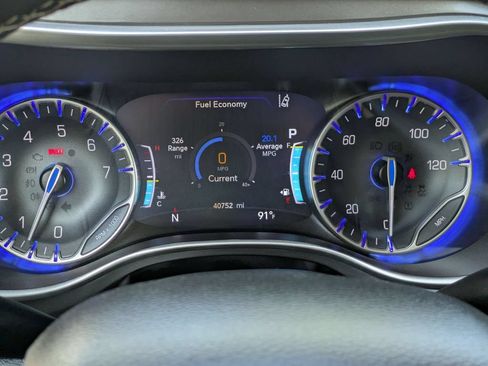 Used 2024 Chrysler Pacifica Touring-L FWD image 22