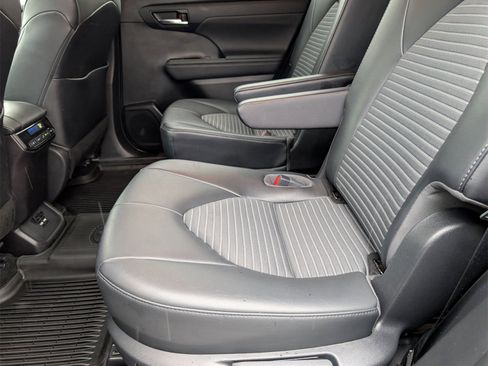 Used 2021 Toyota Highlander XSE image 16