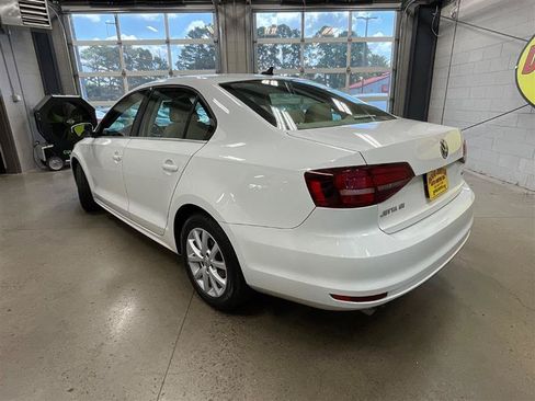 Used 2016 Volkswagen Jetta SE FWD image 3