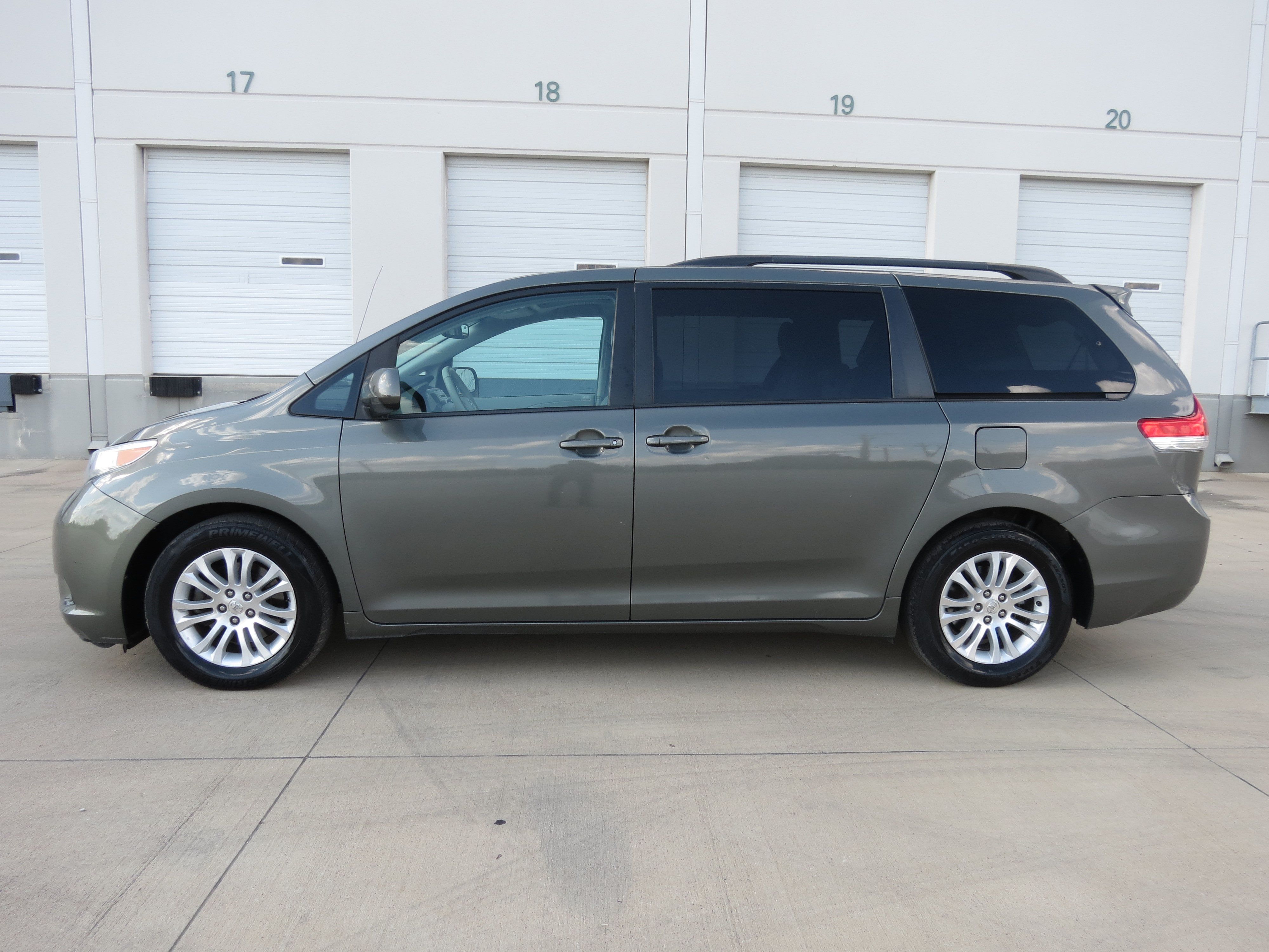 Used 2011 Toyota Sienna XLE FWD image 5