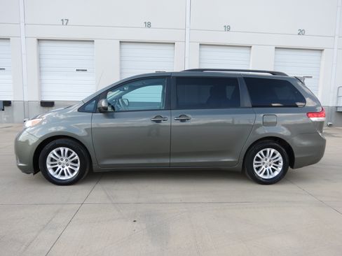 Used 2011 Toyota Sienna XLE FWD image 5