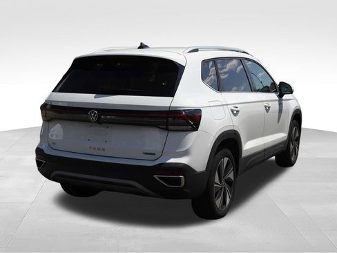 Used 2025 Volkswagen Taos SE AWD/4WD image 4