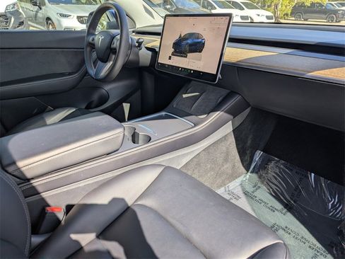 Used 2022 Tesla Model Y Long Range image 9