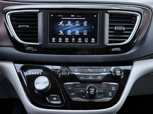 Used 2018 Chrysler Pacifica Touring-L image 36