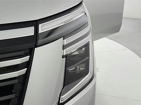Certified 2025 Nissan Armada SL w/ Captain's Chari Seat Package AWD/4WD image 38