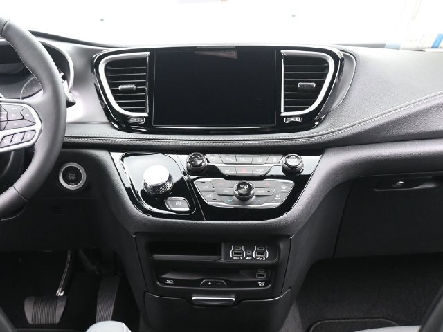 New 2025 Chrysler Pacifica Select w/ Uconnect Theater Family Group AWD/4WD image 25