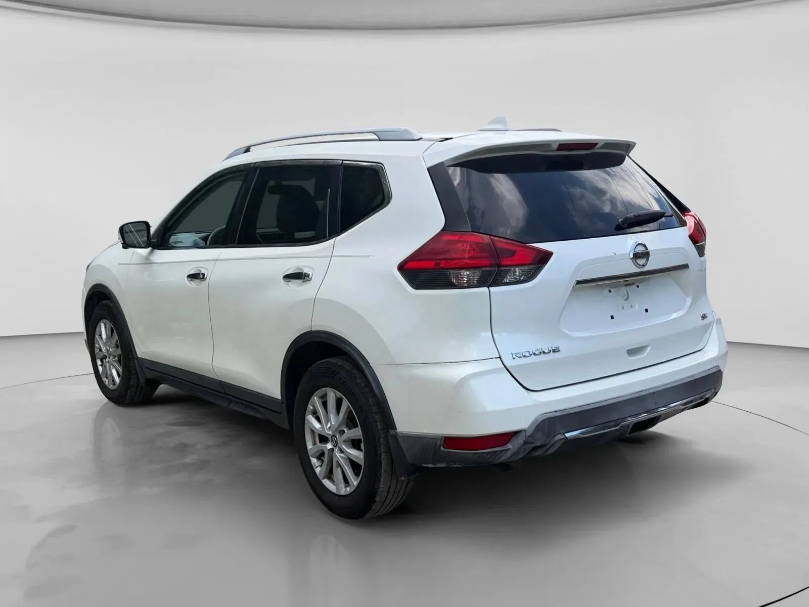Used 2017 Nissan Rogue SV w/ SV Premium Package FWD image 3