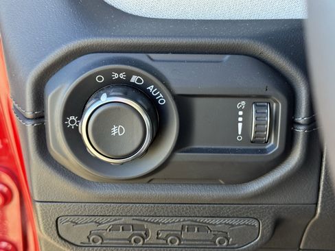 Used 2025 Jeep Wrangler Sahara image 25