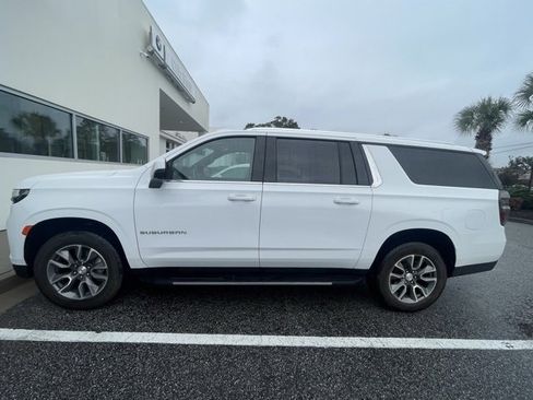 Used 2024 Chevrolet Suburban LT w/ LT Signature Package image 3