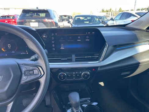 Used 2025 Chevrolet Trax LT image 18