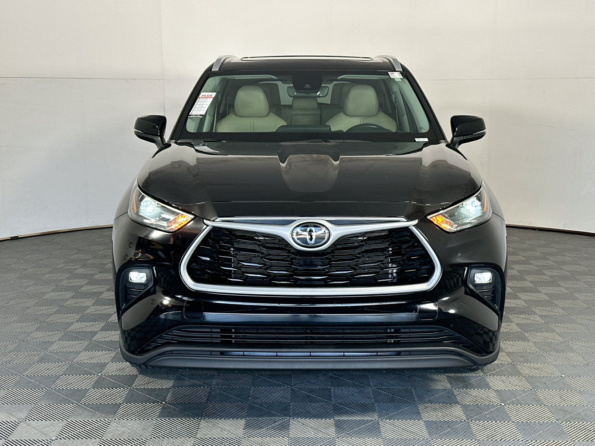 Used 2024 Toyota Highlander XLE FWD image 8