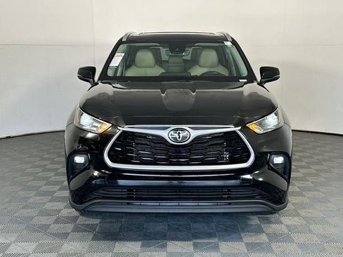 Used 2024 Toyota Highlander XLE FWD image 8
