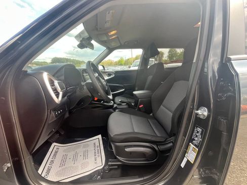 Used 2025 Kia Soul LX w/ LX Technology Package FWD image 23