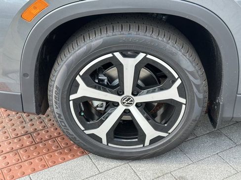 New 2025 Volkswagen Tiguan SE image 9